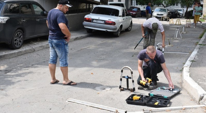 Для разминки рабочие убрали около 30 стоперов в центре крымской столицы.