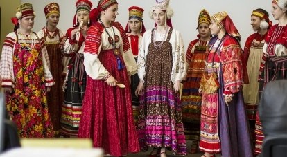Ансамбль «Калинка» в костюмах Ольги Чистяковой.