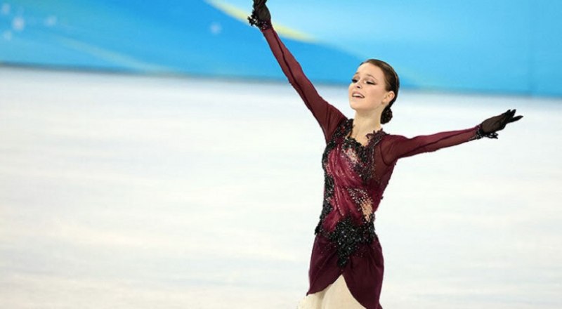 Заслуженная чемпионка! Анна Щербакова прекрасно «откатала» свою программу, несмотря на скандалы в олимпийском фигурном катании среди женщин. Фото AFP.