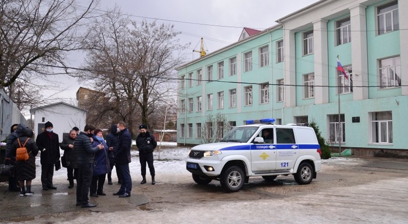 Прибывшие в симферопольскую школу №14 правоохранители не обнаружили признаков минирования. Фото: Анны Кадниковой