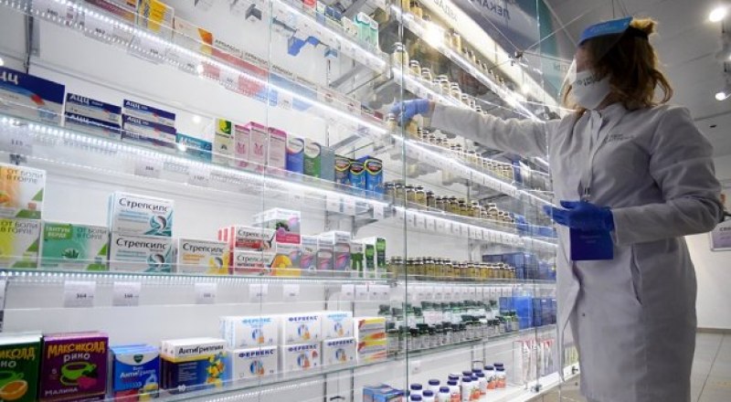 Многие препараты, которые покупаются не по рецептам строгого учёта, будут продавать пока без документов. Фото Максима БОГОДВИДА/РИА Новости.