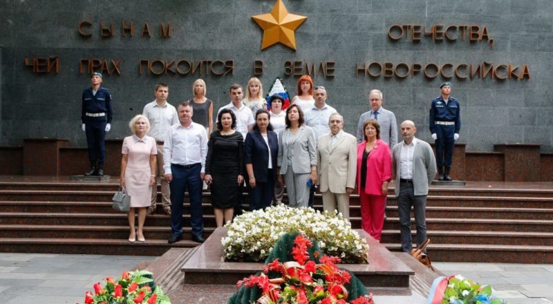 Участники установочного заседания посетили Новороссийский мемориал славы. 