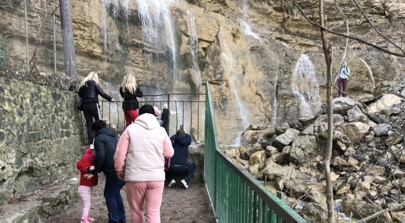 Теперь посещение водопада для туристов только платное. И хорошо бы их отгонять от ограждения, через которое они регулярно перелезают.