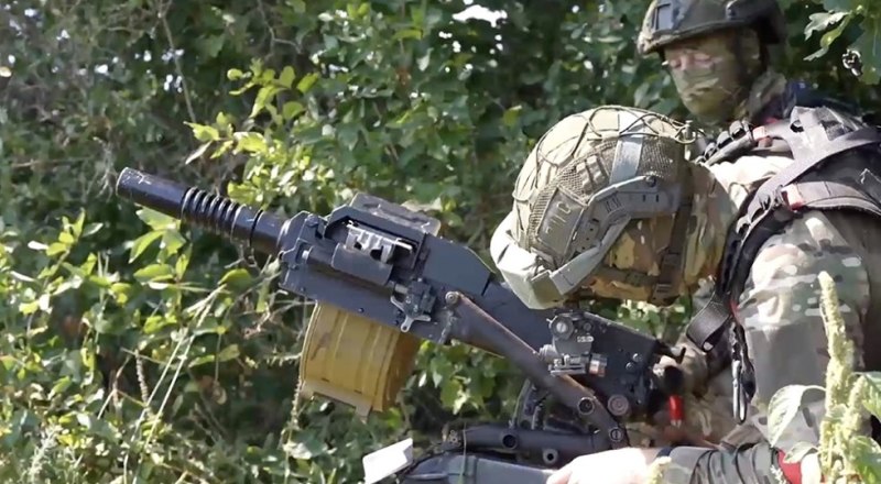 Расчёт гранатомёта АГС-17 «Пламя» состоит из двух бойцов: один стреляет, второй подносит боеприпасы. АГС-17 «Пламя» - автоматический станковый гранатомёт калибром 30 мм, предназначен для поражения живой силы, огневых средств и лёгкой бронетехники противника, в том числе за естественными складками местности. Дальность стрельбы - до 2,1 км. Вес со станком и прицелом 31 кг. Расчёт - 2-3 человека.