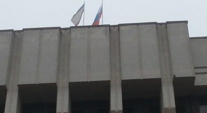 Российский флаг над крымским парламентом. Фото из блога журналиста 