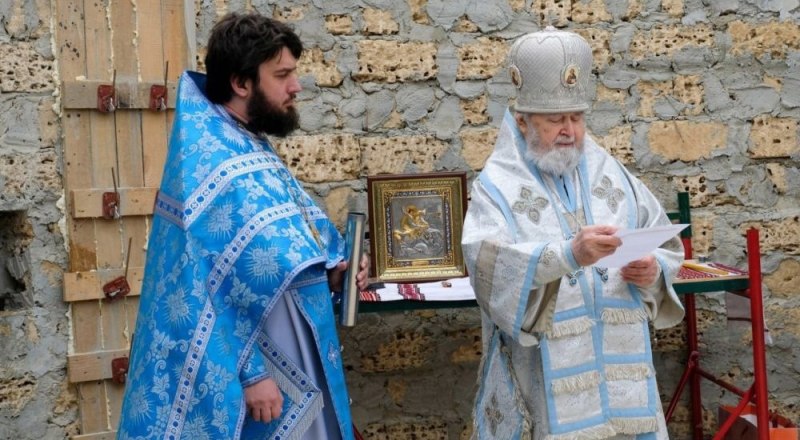 Митрополит Платон совершает чин освящения. Фото Александра Кирьякова.