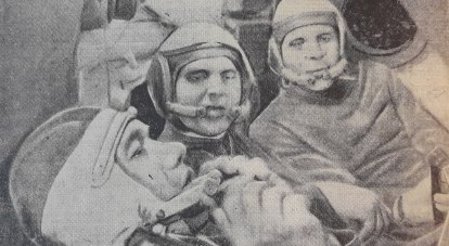 Космонавты Алексей Елисеев, Владимир Шаталов и Евгений Хрунов перед полётом.