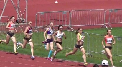 Финалистки бега первенства России на 800 м выходят на финишную прямую.