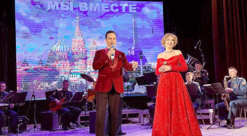 Ведущие концерта Ирина Суханова и Александр Гладков. Фото с сайта «Москонцерта».