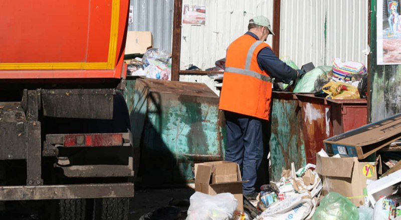 Коммунальщики не успевают вывозить мусор. Правительственная мониторинговая группа выявила на территории Симферополя более 100 свалок.