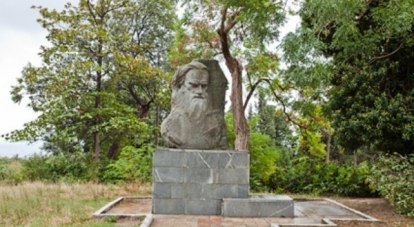Памятник Льву Толстому в Гаспре, в бывшем имении графини Паниной.