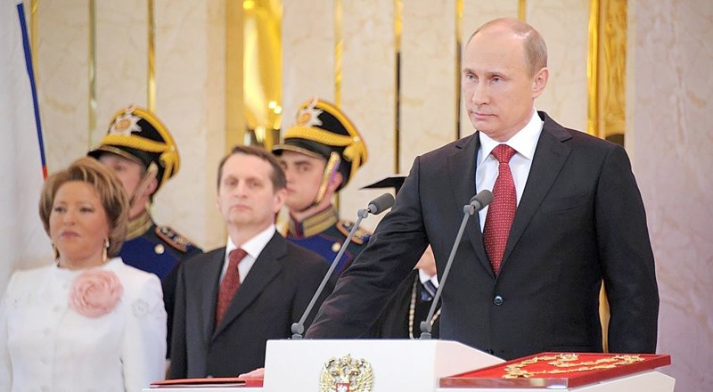 Новоизбранный президент страны Владимир Путин присягает на верность народу, положив руку на Конституцию Российской Федерации. 7 мая 2012 года.