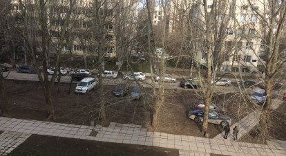 Улица Павленко в Симферополе, рядом с Верховным судом. Даже трава там не растёт. Неужели нельзя оштрафовать мерзавцев?!