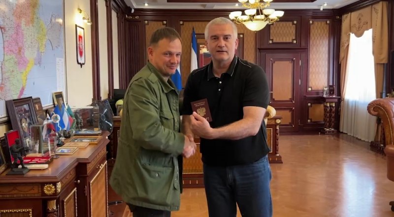 Сергей Аксёнов поздравляет Кирилла Стремоусова с принятием гражданства России.