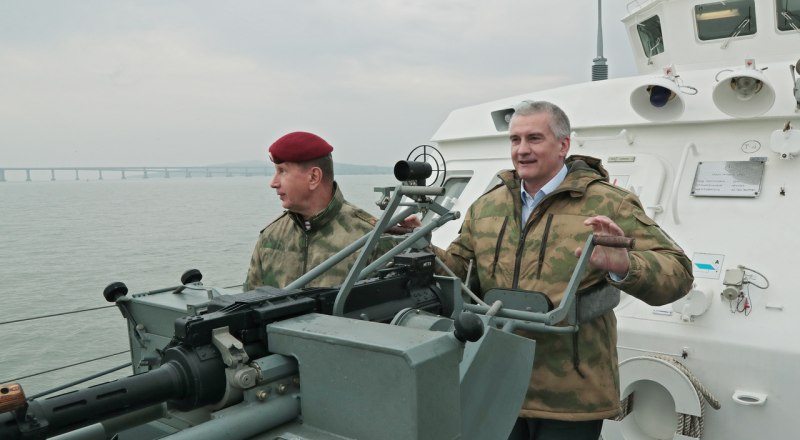 Сергей Аксёнов и Виктор Золотов вышли в море на противодиверсионном катере «Грачонок».