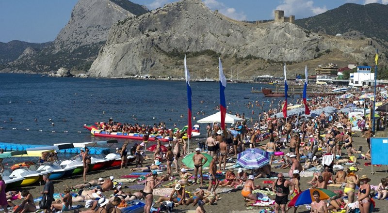 В этом году пляжи Крыма были популярны у туристов со всей России.