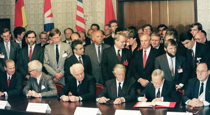 Подписание договора «Об окончательном урегулировании в отношении Германии» 12 сентября 1990 года. Обманули, как всегда.