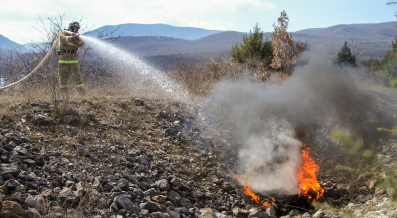 В горной местности тушить лесные пожары особенно сложно. 