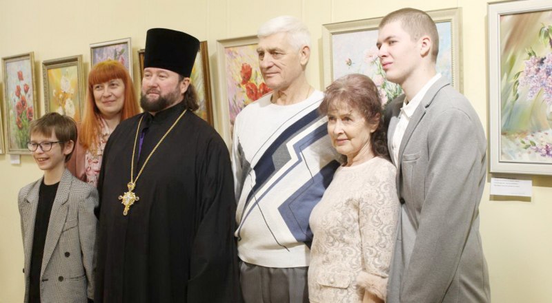 Виктор Дергилёв с о. Александром и первыми посетителями. Фото Владимира ПЕТРОВА.