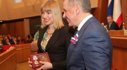 Анжелика Захарова получает награду.