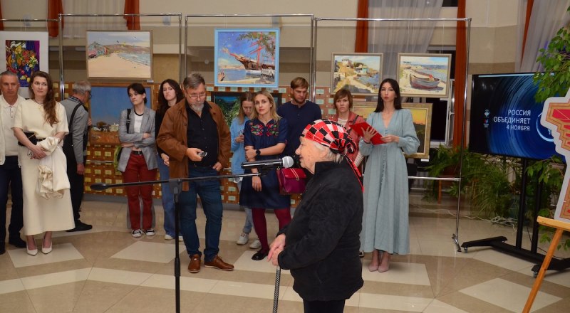 Друзей и коллег сына, зрителей приветствовала Валентина Яковлевна Бабанина.