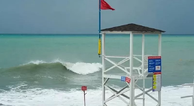 Если на пляже поднят красный флаг, то купаться там запрещено.