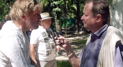 Алексей Ермолин берёт интервью у Константина Мирошника. Коктебель, 2015 г.