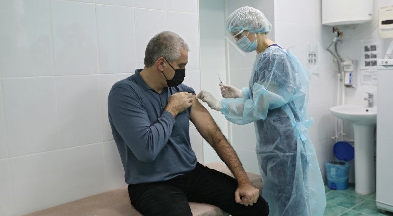 Сергей Аксёнов получил первый компонент вакцины «Спутник V». 