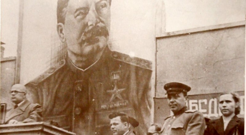 В музее Боевой славы Симферополя хранится фото 75-летней давности. Митинг в честь освобождения города. Фёдор Толбухин в военной форме.