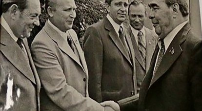 Через мгновение Леонид Брежнев пожмёт руку главному редактору «Крымской правды» Владимиру Бобашинскому (третий слева).