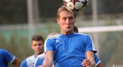 Ворота атакует симферополец Максим Приходной, в двух матчах Кубка КФС забивший четыре гола.