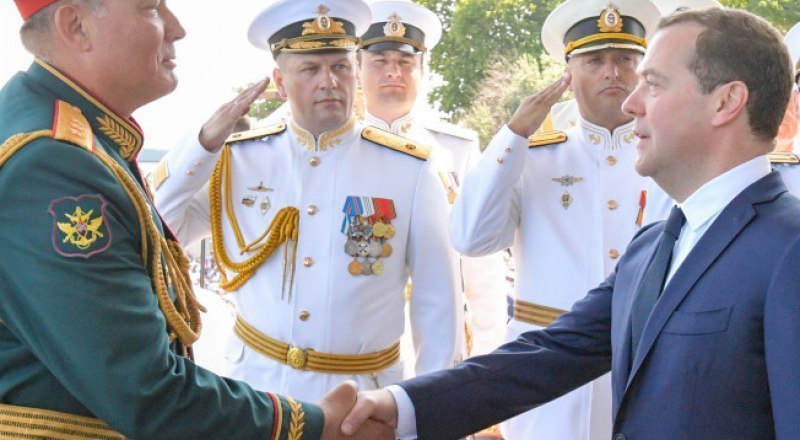 Премьер на параде в Севастополе. Слева - командующий Черноморским флотом Герой России вице-адмирал Александр Моисеев.