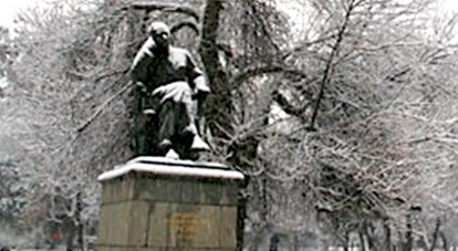 Заснеженный сквер и памятник Константину Тренёву.