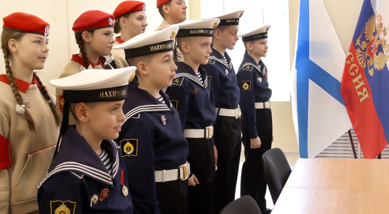 Воспитанники училища и юнармейцы смотрели на героя с восхищением.