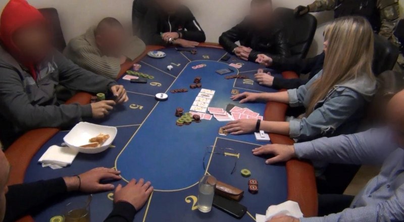 Во время облавы в подпольном казино правоохранители изъяли 54 тысячи рублей.