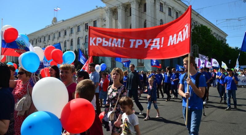 1 мая в Симферополе - традиционная демонстрация. Фото Александра Кадникова. 