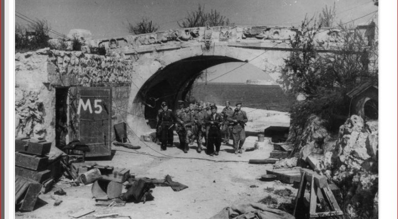 Советские морпехи у арки на Приморском бульваре.
