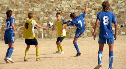 Играют ялтинские и судакские юные футболисты.