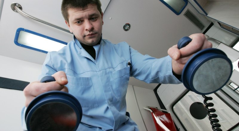 По всей стране в больницах есть дефицит врачей. Они должны получать достойную зарплату.