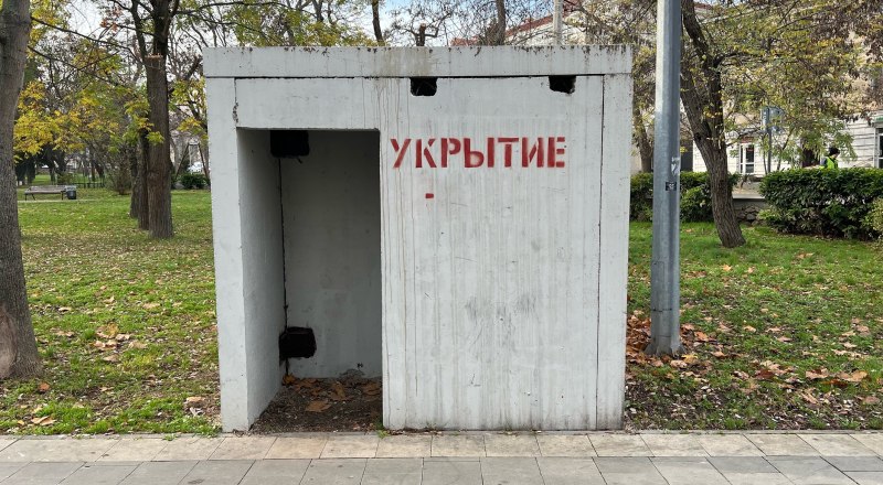 В Севастополе после трагедии на пляже в Учкуевке поставили вот такие бетонные укрытия. Но какой от них толк, если не звучит сирена?