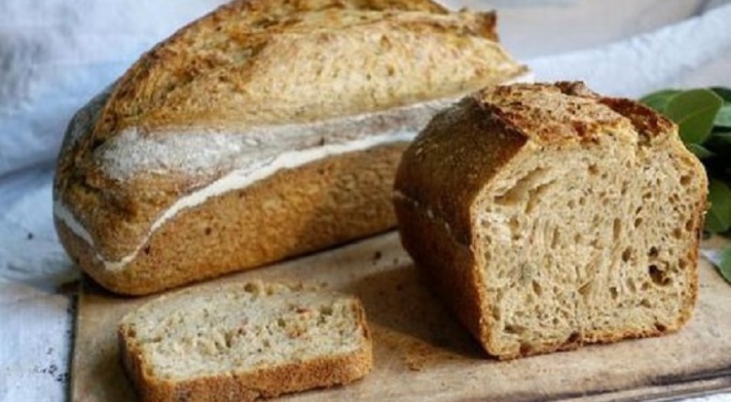 Хлеб в пекарне часто делают с травами и другими природными добавками.