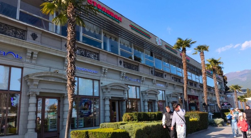 Стахеевские торговые ряды на набережной Ялты. Купец I гильдии Николай Стахеев стал прототипом Кисы Воробьянинова в романе «12 стульев».