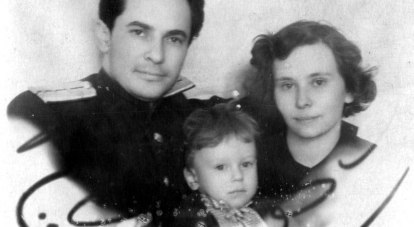 Адольф Иоффе с женой Аэлитой и сыном Григорием. 1955 г.