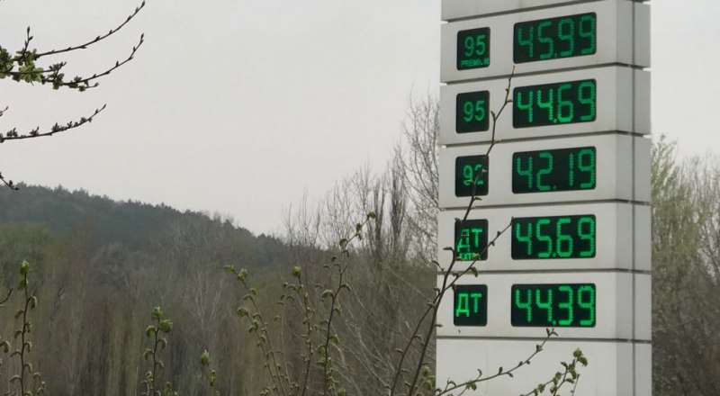 Столько бензин стоил весной. Он подорожал примерно на 4 рубля за литр в течение полугода.