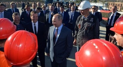 Владимир Путин и Дмитрий Медведев на строительстве Керченского моста.
