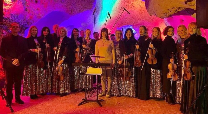 Вместе с оркестром зрителей приветствует министр культуры Татьяна Манежина. Фото Анны Божченко.