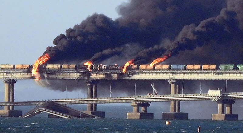 Последствия теракта на Крымском мосту 8 октября 2022 года.