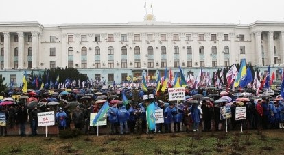 Митинг на площади собрал более трёх тысяч человек. Фото Дарьи САМСОНОВОЙ.