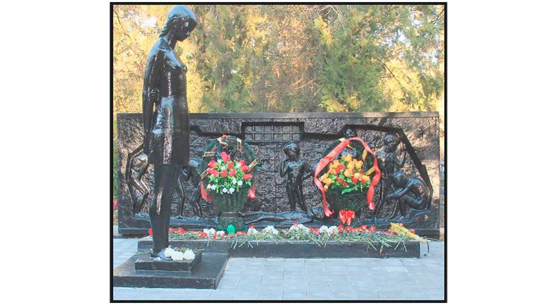 Памятник в Ейске, на могиле части погибших ребят из Симферопольского детдома. Фото из открытого источника.