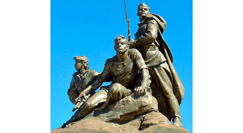 Памятник героям-комсомольцам в Севастополе - скульптора Станислава Чижа. Фото Владимира Петрова.